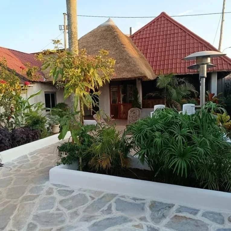 Mia Safari Lodge And Restaurant عنتيبي المظهر الخارجي الصورة